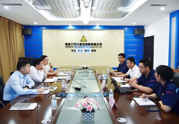 為高質(zhì)量發(fā)展賦能！青島高新區(qū)李天傳主任至力克川液壓調(diào)研2.jpg